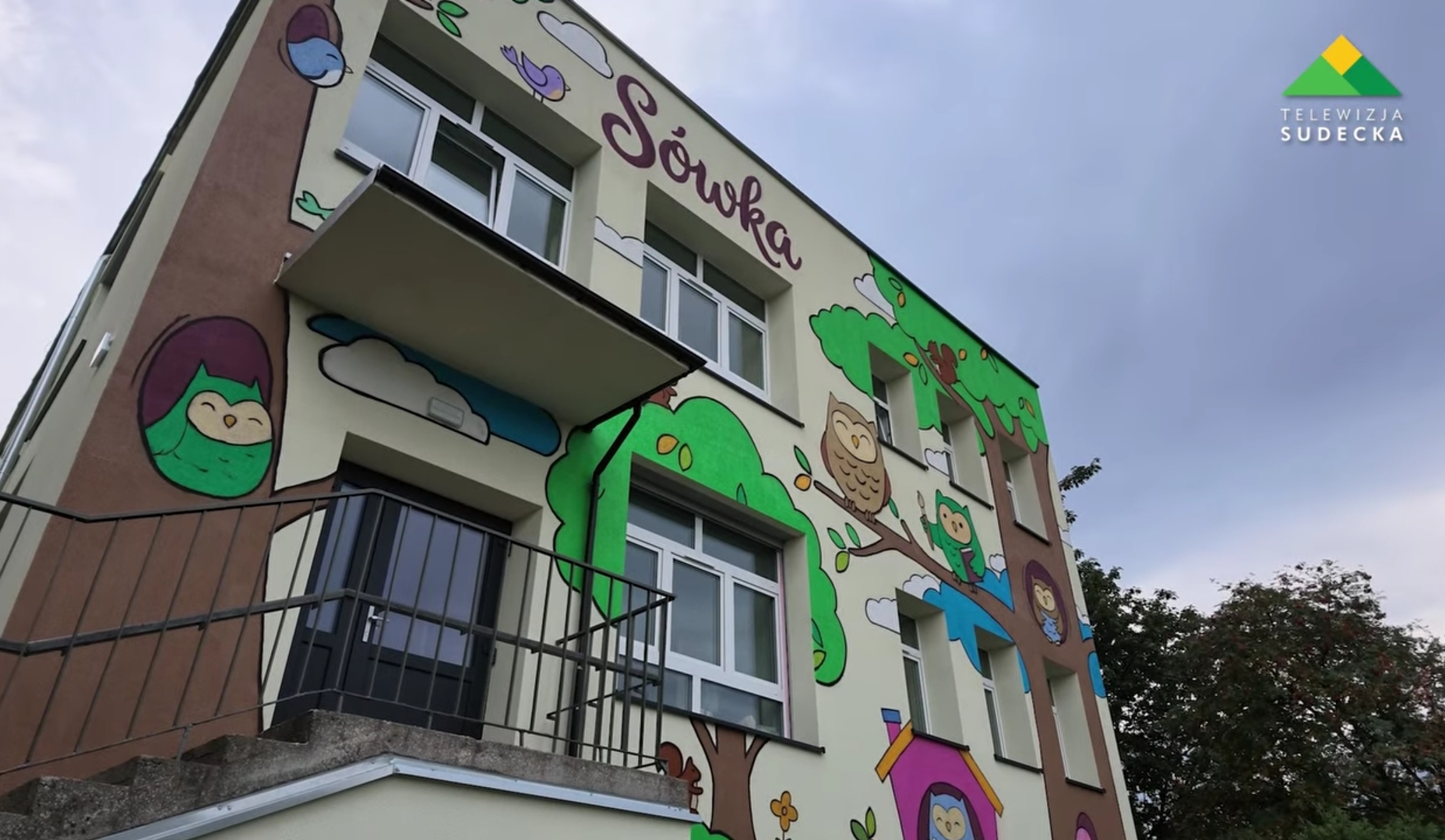 Budynek w przybliżeniu z napisem Sówka